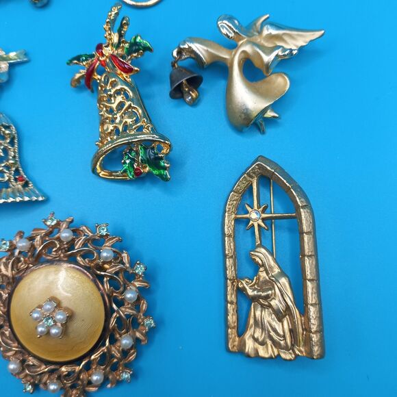 Vintage LOT: JEWELRY Santa Tree Bells Lantern Penguin Pinecone XMAS is Coming! - Picture 6 of 9